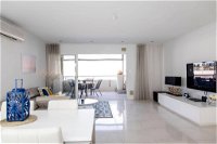 Stylish Executive Apartment With Balcony - Foster Accommodation