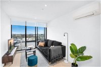 Stylish One-Bed Apartment With Balcony and Parking
