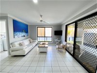 STYLISH RESIDENCE LARGE PRIVATE YARD - CLOSE TO DREAMWORLD - Great Ocean Road Tourism