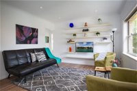 Sun-Drenched Apartment in a Peaceful Location - Accommodation Airlie Beach