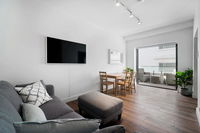 Sunlit 1 Bedroom Apartment right at Bondi Beach - Tourism Brisbane