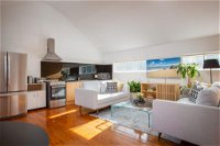 Sunlit Two-Bedroom Unit With Sprawling BBQ Deck - Accommodation Georgetown