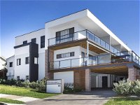 Surf Beach Townhouse - Redcliffe Tourism