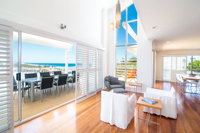 The White House - Central Coolum with Spectacular Ocean Views and WiFi