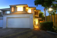 Theme Park HolidayTownhouse - Surfers Gold Coast