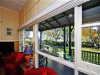 Traditional Three Bedroom Home with Water Views - WA Accommodation