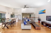Unit 1 Rainbow Surf - Modern two storey townhouse with large shared pool close to beach and shop - Accommodation Cooktown