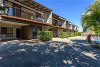 Unit 2 Rainbow Surf - Modern double storey townhouse with large shared pool close to beach and shops - Surfers Gold Coast