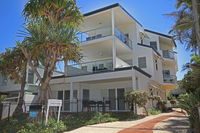 Unit 2 Beach Gallery 9 Andrew Street Point Arkwright 500 BOND LINEN SUPPLIED - Accommodation in Brisbane