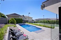 Vue de la Mer Luxury Family Retreat with tennis court pool spa water views - Accommodation Redcliffe