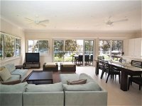 Wangi Lakehouse - renovated Lake Macquarie lakefront Location - Getaway Accommodation