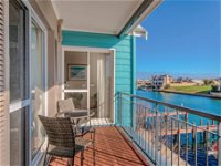 Waters Edge Apartment with Jetty - eAccommodation