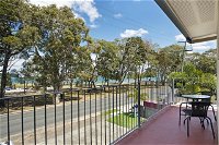 First floor unit close to shops park and waterfront - Accommodation QLD