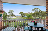 Huge top floor unit across the road....Waterfront - Redcliffe Tourism