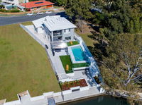 Stunning Canal Home Oh So Close To The Waterfront - Accommodation Yamba