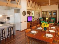 Claytons on Cylinder Beach Front - Accommodation Airlie Beach