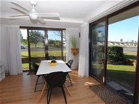 'Time and Tide' 1 - Ground Floor with Water Views - Accommodation Airlie Beach