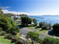 1 'Kiah' 53 Victoria Parade - stunning views wifi aircon just across the road to the water - Accommodation Airlie Beach