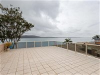 1 'Kooringal' 105 Soldiers Point Road - waterfront unit wth aircon - Accommodation Airlie Beach
