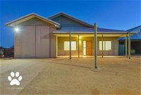 1 Kestrel Place - Great House with a Massive Garage - New South Wales Tourism 