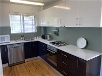 2 Bed Bar Beach Apartment - stroll to beach  cafes supermarket apartment 6 - Accommodation Airlie Beach