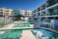 2BR Coolum Beach Escape  Courtyard Pool Spa Tennis - Nambucca Heads Accommodation