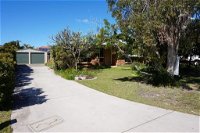 4 Boronia Place - Rainbow Beach Perfect convenient location Fenced yard - Accommodation Directory