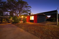 4 Page Street - Colourful and Shady 3-Bedroom Home - SA Accommodation