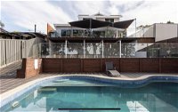 5 bedroom with POOL and Studio Vues Relaxantes - Accommodation Rockhampton