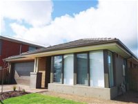 5Bed 2Bath Family House in Werribee - Accommodation Airlie Beach