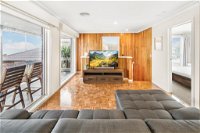6-bed Oceanfront House with Jacuzzi Games Parking - Surfers Gold Coast