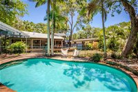 8 Satinwood Drive - Rainbow Shores Architecturally Designed Pool Walk to Beach - Carnarvon Accommodation