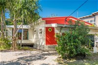 A SWEET ESCAPE - Beachcombers Cottage Beachfront - Accommodation in Brisbane