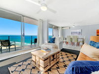 Absolute Beachfront in the heart of Surfers Paradi - Your Accommodation