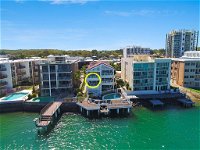 Absolute Waterfront On The Pumicestone Passage - Accommodation Airlie Beach