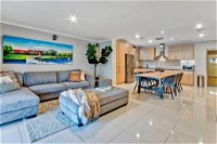 Adelaide 4 Bedroom House with Pool - Accommodation VIC