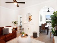 ART DECO DELIGHT-hosted byL'Abode - Accommodation Redcliffe