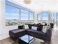 As the Sun Sets - Modern and Spacious 2BR Zetland Apartment Facing the Setting Sun - Accommodation Brisbane