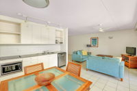 Baden 61 - Rainbow Shores Air conditioned Unit Walk To Beach Pool Tennis court - Accommodation Airlie Beach