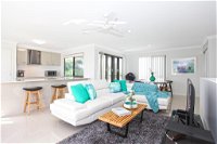 Beach Breeze Holiday House - Accommodation Airlie Beach