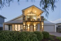 Beachstone - Stylish Spacious Home Opposite Beach and Close to Town - Palm Beach Accommodation