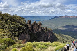 Blue Mountains Private Tour - wild kangaroos, waterfalls and The Three Sisters