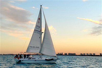 Private Lake Michigan Sailing Charter and Sightseeing Tour of Chicago