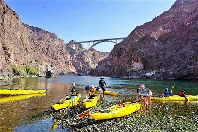 Hoover Dam Kayak Tour on Colorado River with Optional Pickup in Las Vegas