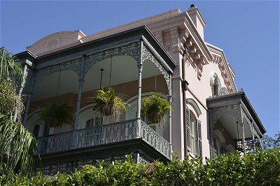 Garden District and Lafayette Cemetery Combo Walking Tour