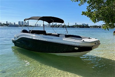 2Hr Private Boat Rental Miami Beach see the Homes of Millionaires & Celebrities